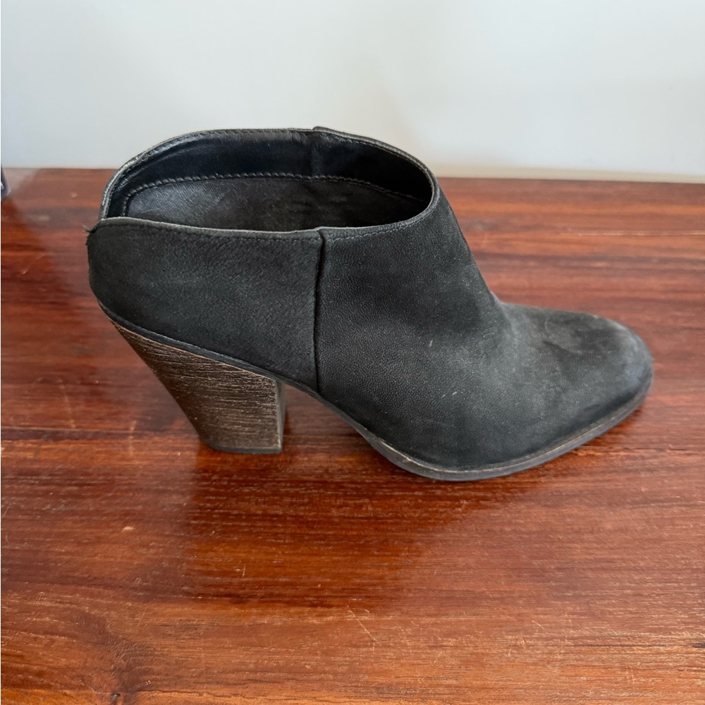Steve Madden Black Ankle Booties Sleek Suede Design